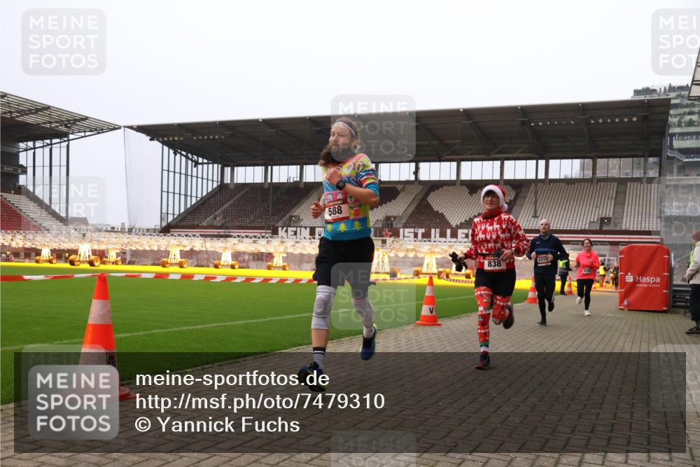 08.12.2024 - St. Pauli X-Mass-Run No. 14 Yannick Fuchs http://msf.ph/oto/7479310 08.12.2024 10:02:22 Ziel 479, 588, 838, 2780, 3255 meine-sportfotos.de