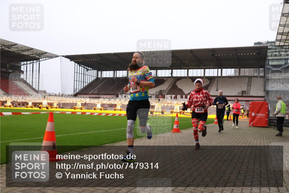 08.12.2024 - St. Pauli X-Mass-Run No. 14 Yannick Fuchs http://msf.ph/oto/7479314 08.12.2024 10:02:22 Ziel 479, 588, 838, 2780, 3255 meine-sportfotos.de