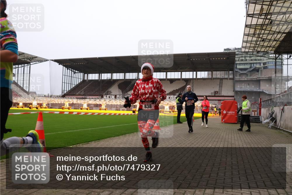 08.12.2024 - St. Pauli X-Mass-Run No. 14 Yannick Fuchs http://msf.ph/oto/7479327 08.12.2024 10:02:22 Ziel 479, 588, 838, 2780, 3255 meine-sportfotos.de