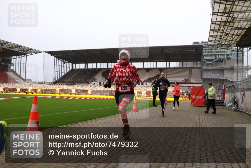 08.12.2024 - St. Pauli X-Mass-Run No. 14 Yannick Fuchs http://msf.ph/oto/7479332 08.12.2024 10:02:23 Ziel 479, 588, 838, 2780, 3255 meine-sportfotos.de
