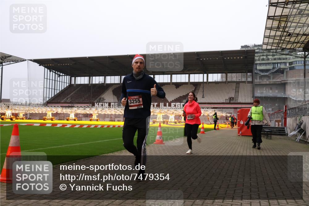 08.12.2024 - St. Pauli X-Mass-Run No. 14 Yannick Fuchs http://msf.ph/oto/7479354 08.12.2024 10:02:24 Ziel 479, 588, 838, 2780, 3255 meine-sportfotos.de
