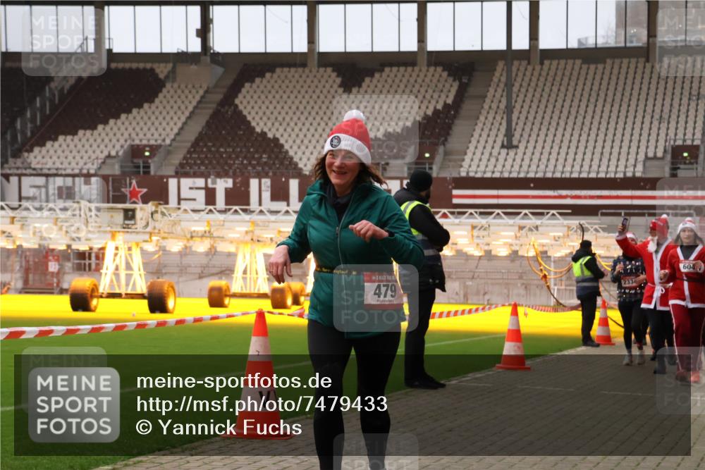 08.12.2024 - St. Pauli X-Mass-Run No. 14 Yannick Fuchs http://msf.ph/oto/7479433 08.12.2024 10:02:34 Ziel 187, 479, 604, 609, 1275, 2211, 2334, 2371, 2898 meine-sportfotos.de
