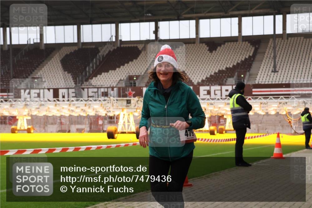 08.12.2024 - St. Pauli X-Mass-Run No. 14 Yannick Fuchs http://msf.ph/oto/7479436 08.12.2024 10:02:34 Ziel 187, 479, 604, 609, 1275, 2211, 2334, 2371, 2898 meine-sportfotos.de