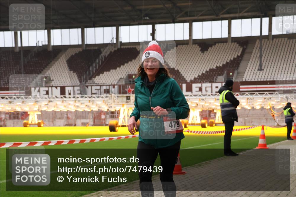 08.12.2024 - St. Pauli X-Mass-Run No. 14 Yannick Fuchs http://msf.ph/oto/7479439 08.12.2024 10:02:34 Ziel 187, 479, 604, 609, 1275, 2211, 2334, 2371, 2898 meine-sportfotos.de