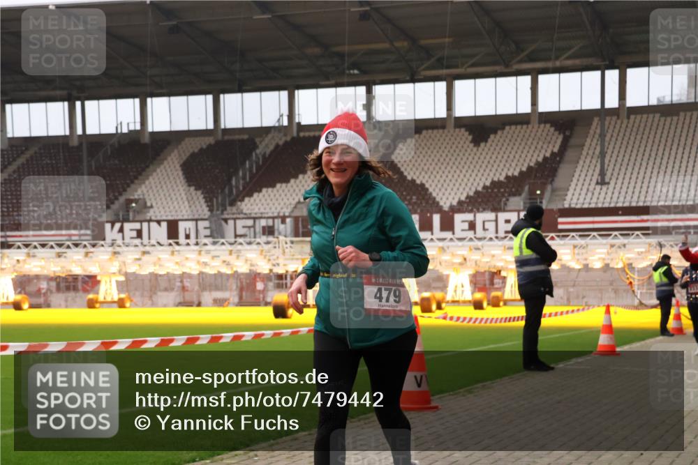 08.12.2024 - St. Pauli X-Mass-Run No. 14 Yannick Fuchs http://msf.ph/oto/7479442 08.12.2024 10:02:34 Ziel 187, 479, 604, 609, 1275, 2211, 2334, 2371, 2898 meine-sportfotos.de