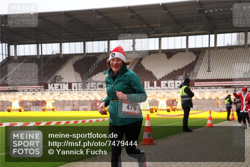 08.12.2024 - St. Pauli X-Mass-Run No. 14 Yannick Fuchs http://msf.ph/oto/7479444 08.12.2024 10:02:35 Ziel 187, 479, 604, 609, 1275, 2211, 2334, 2371, 2898 meine-sportfotos.de