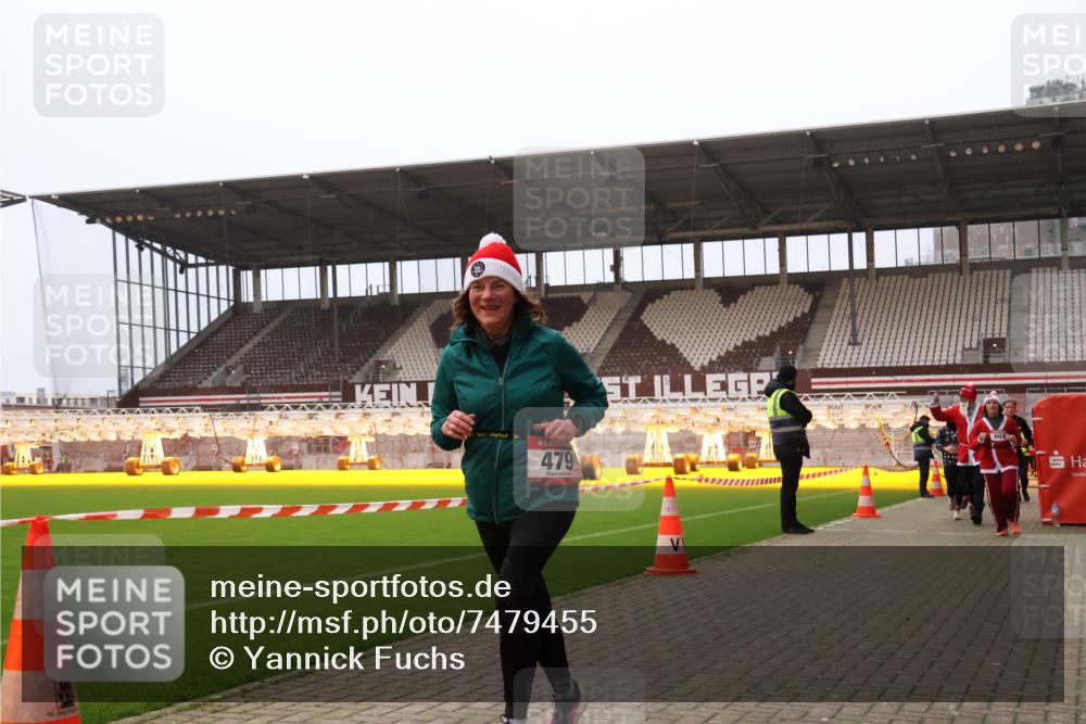 08.12.2024 - St. Pauli X-Mass-Run No. 14 Yannick Fuchs http://msf.ph/oto/7479455 08.12.2024 10:02:35 Ziel 187, 479, 604, 609, 1275, 2211, 2334, 2371, 2898 meine-sportfotos.de