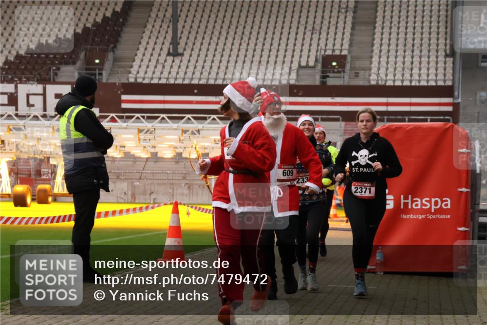 08.12.2024 - St. Pauli X-Mass-Run No. 14 Yannick Fuchs http://msf.ph/oto/7479472 08.12.2024 10:02:37 Ziel 187, 479, 604, 609, 1018, 1275, 2211, 2334, 2371, 2426, 2898, 3104, 3105 meine-sportfotos.de