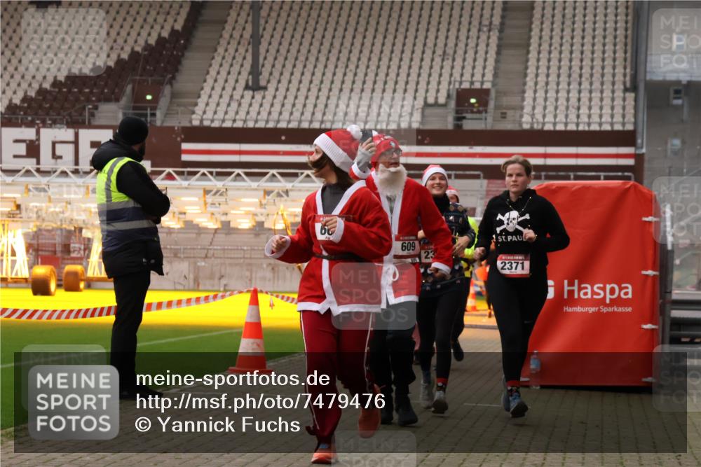 08.12.2024 - St. Pauli X-Mass-Run No. 14 Yannick Fuchs http://msf.ph/oto/7479476 08.12.2024 10:02:37 Ziel 187, 479, 604, 609, 1018, 1275, 2211, 2334, 2371, 2426, 2898, 3104, 3105 meine-sportfotos.de