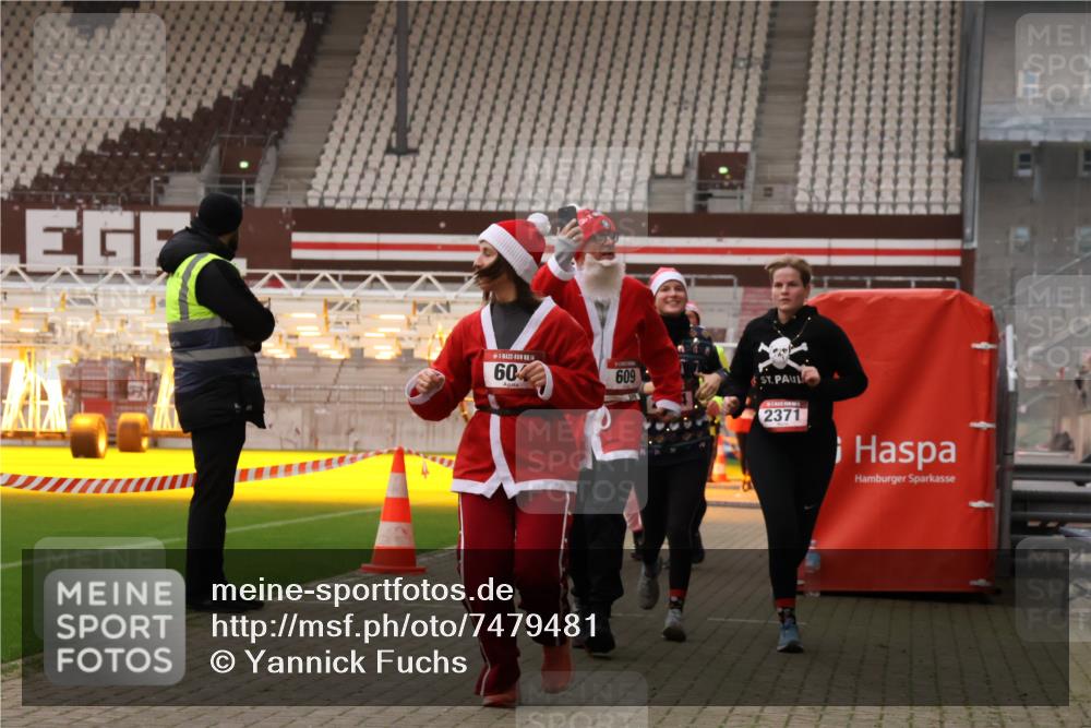 08.12.2024 - St. Pauli X-Mass-Run No. 14 Yannick Fuchs http://msf.ph/oto/7479481 08.12.2024 10:02:37 Ziel 187, 479, 604, 609, 1018, 1275, 2211, 2334, 2371, 2426, 2898, 3104, 3105 meine-sportfotos.de