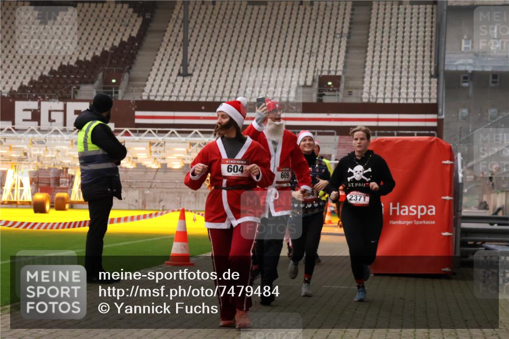 08.12.2024 - St. Pauli X-Mass-Run No. 14 Yannick Fuchs http://msf.ph/oto/7479484 08.12.2024 10:02:37 Ziel 187, 479, 604, 609, 1018, 1275, 2211, 2334, 2371, 2426, 2898, 3104, 3105 meine-sportfotos.de