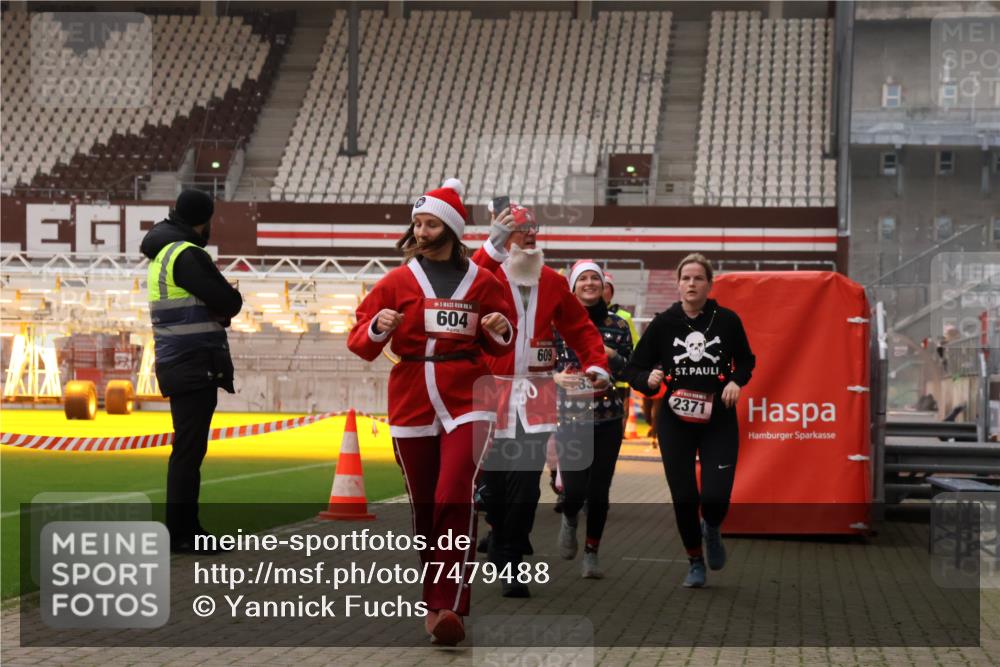 08.12.2024 - St. Pauli X-Mass-Run No. 14 Yannick Fuchs http://msf.ph/oto/7479488 08.12.2024 10:02:37 Ziel 187, 479, 604, 609, 1018, 1275, 2211, 2334, 2371, 2426, 2898, 3104, 3105 meine-sportfotos.de