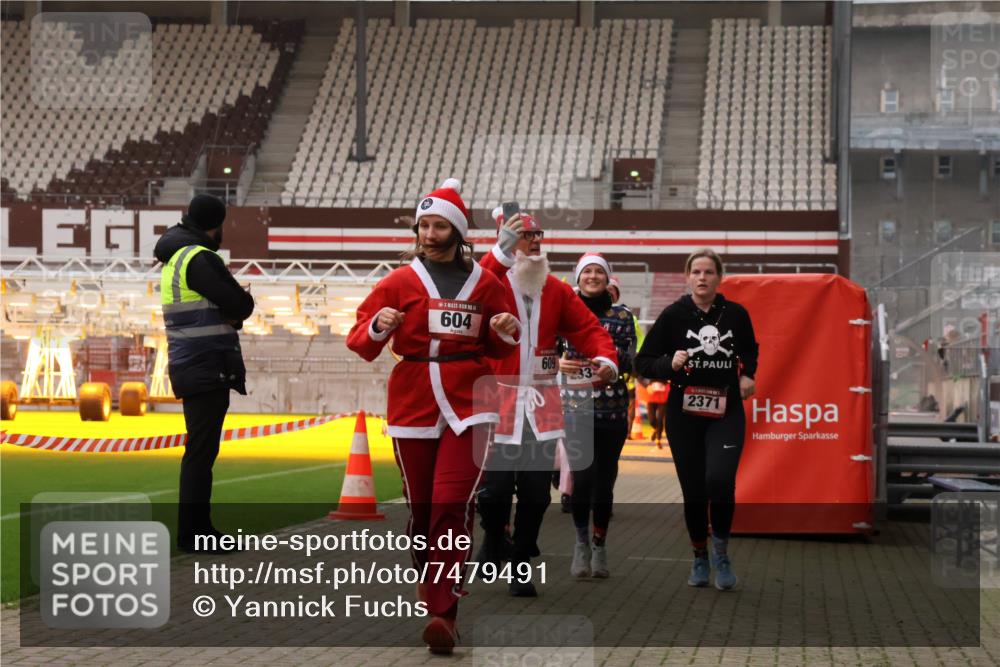 08.12.2024 - St. Pauli X-Mass-Run No. 14 Yannick Fuchs http://msf.ph/oto/7479491 08.12.2024 10:02:37 Ziel 187, 479, 604, 609, 1018, 1275, 2211, 2334, 2371, 2426, 2898, 3104, 3105 meine-sportfotos.de