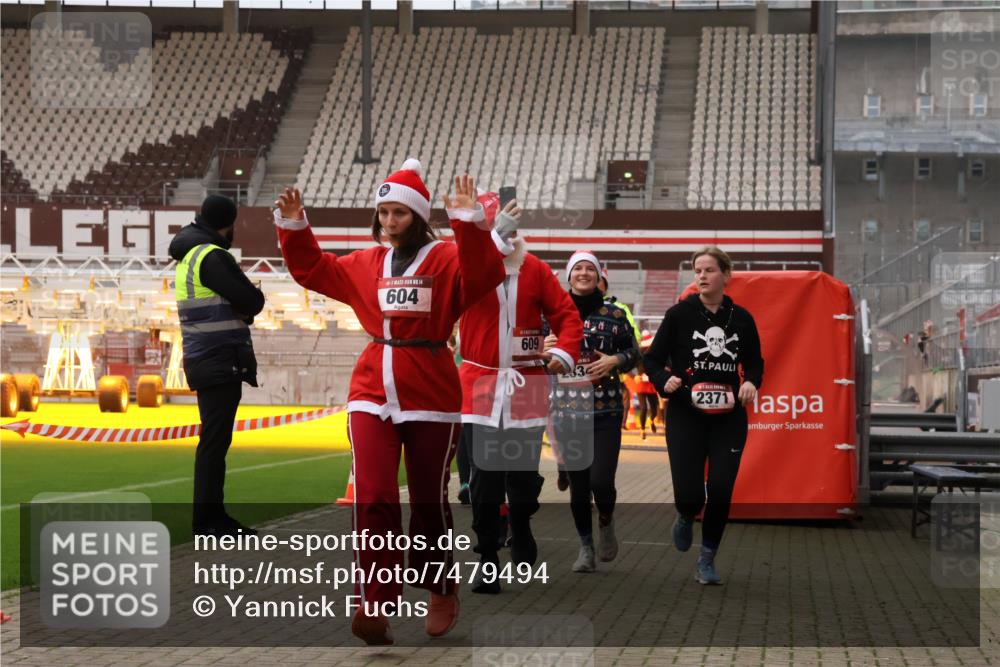 08.12.2024 - St. Pauli X-Mass-Run No. 14 Yannick Fuchs http://msf.ph/oto/7479494 08.12.2024 10:02:37 Ziel 187, 479, 604, 609, 1018, 1275, 2211, 2334, 2371, 2426, 2898, 3104, 3105 meine-sportfotos.de