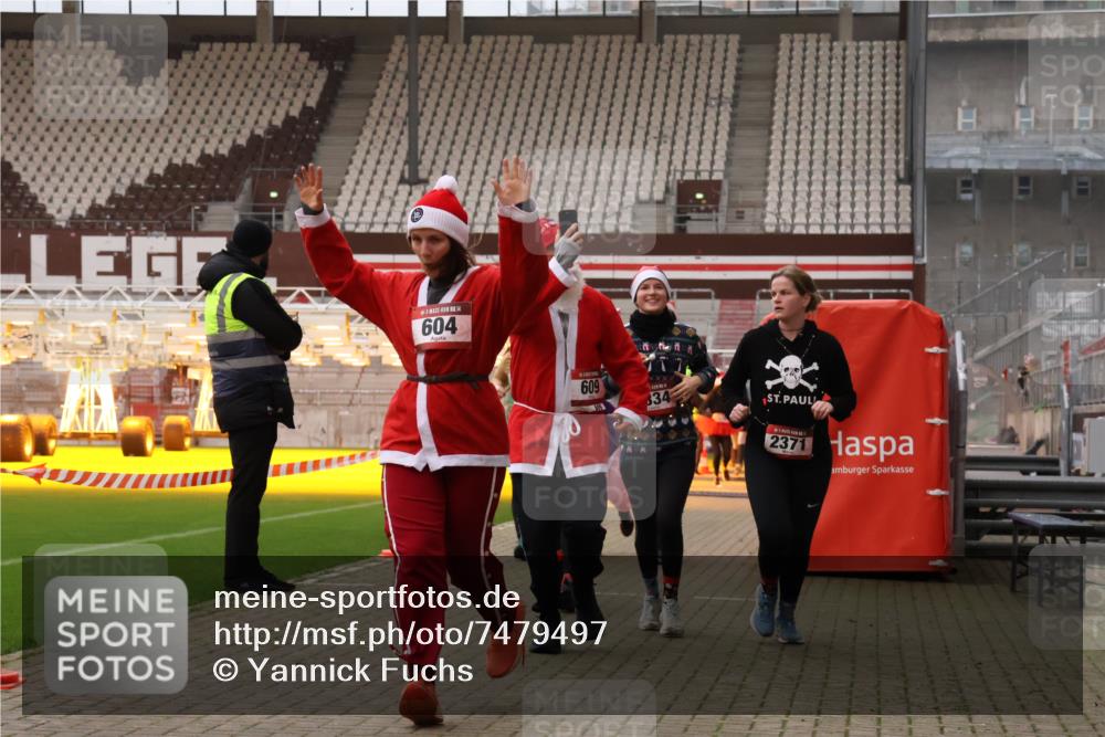 08.12.2024 - St. Pauli X-Mass-Run No. 14 Yannick Fuchs http://msf.ph/oto/7479497 08.12.2024 10:02:37 Ziel 187, 479, 604, 609, 1018, 1275, 2211, 2334, 2371, 2426, 2898, 3104, 3105 meine-sportfotos.de