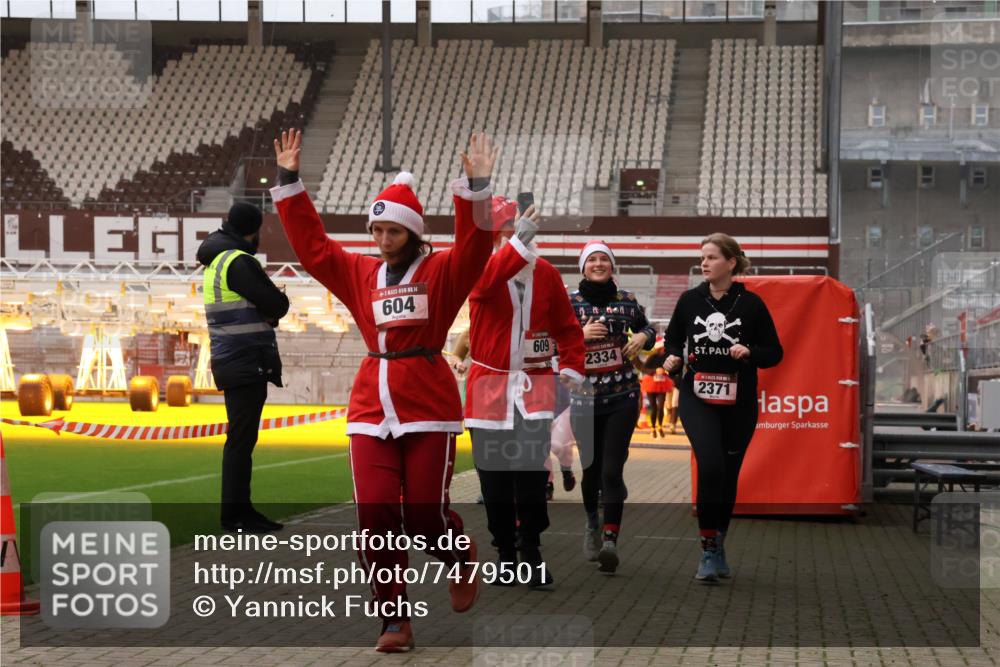 08.12.2024 - St. Pauli X-Mass-Run No. 14 Yannick Fuchs http://msf.ph/oto/7479501 08.12.2024 10:02:37 Ziel 187, 479, 604, 609, 1018, 1275, 2211, 2334, 2371, 2426, 2898, 3104, 3105 meine-sportfotos.de