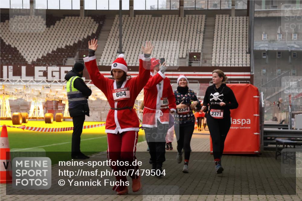 08.12.2024 - St. Pauli X-Mass-Run No. 14 Yannick Fuchs http://msf.ph/oto/7479504 08.12.2024 10:02:37 Ziel 187, 479, 604, 609, 1018, 1275, 2211, 2334, 2371, 2426, 2898, 3104, 3105 meine-sportfotos.de