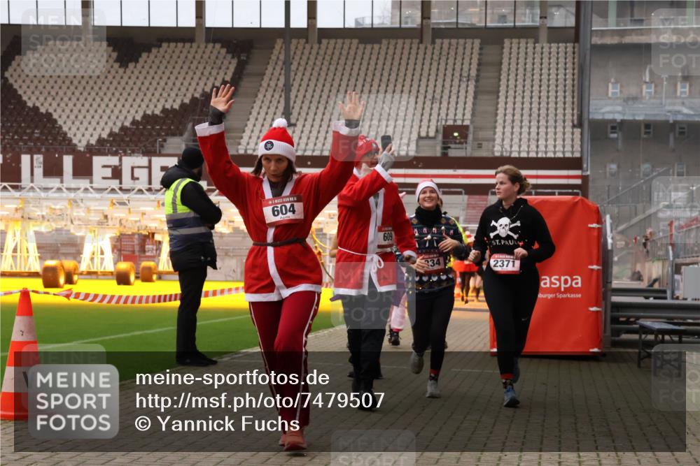 08.12.2024 - St. Pauli X-Mass-Run No. 14 Yannick Fuchs http://msf.ph/oto/7479507 08.12.2024 10:02:38 Ziel 187, 479, 604, 609, 1018, 1275, 2211, 2334, 2371, 2426, 2898, 3104, 3105 meine-sportfotos.de