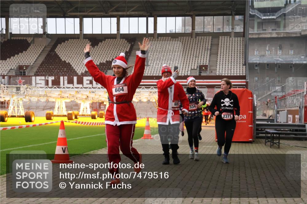 08.12.2024 - St. Pauli X-Mass-Run No. 14 Yannick Fuchs http://msf.ph/oto/7479516 08.12.2024 10:02:38 Ziel 187, 479, 604, 609, 1018, 1275, 2211, 2334, 2371, 2426, 2898, 3104, 3105 meine-sportfotos.de