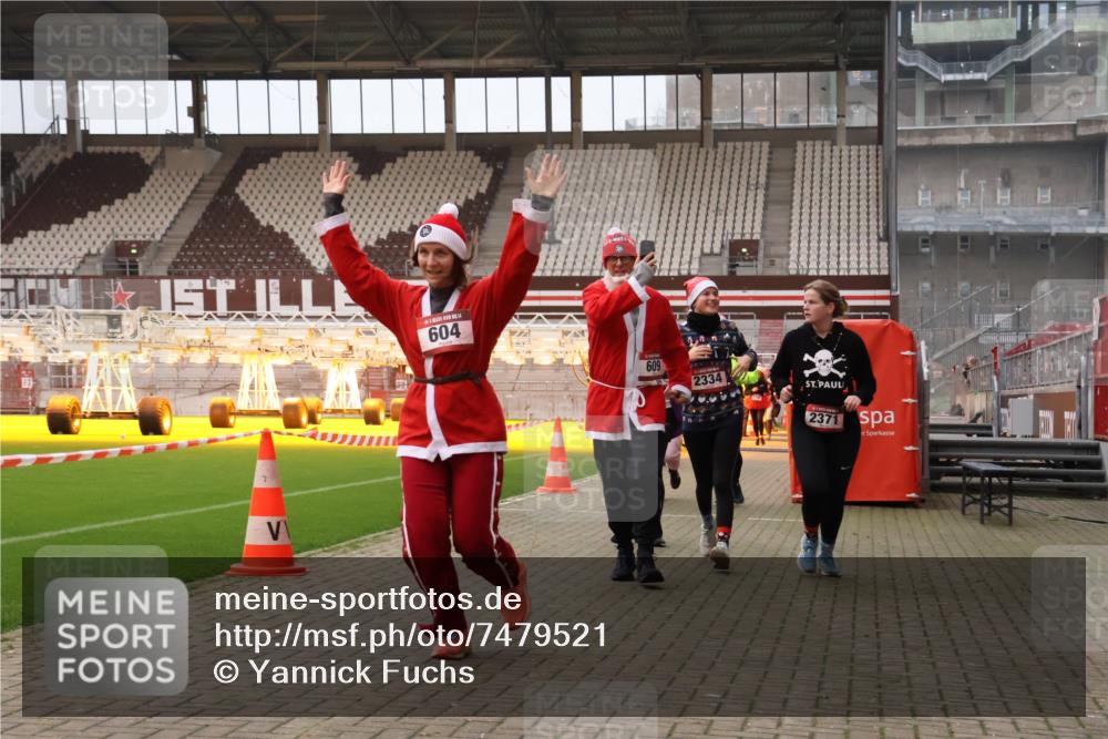 08.12.2024 - St. Pauli X-Mass-Run No. 14 Yannick Fuchs http://msf.ph/oto/7479521 08.12.2024 10:02:38 Ziel 187, 479, 604, 609, 1018, 1275, 2211, 2334, 2371, 2426, 2898, 3104, 3105 meine-sportfotos.de