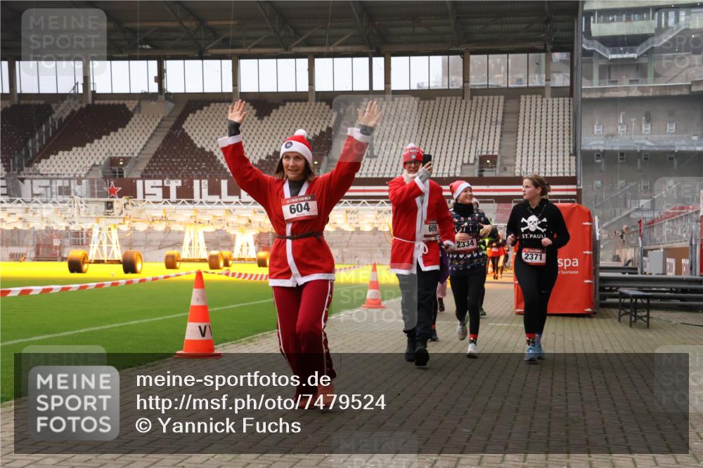 08.12.2024 - St. Pauli X-Mass-Run No. 14 Yannick Fuchs http://msf.ph/oto/7479524 08.12.2024 10:02:38 Ziel 187, 479, 604, 609, 1018, 1275, 2211, 2334, 2371, 2426, 2898, 3104, 3105 meine-sportfotos.de