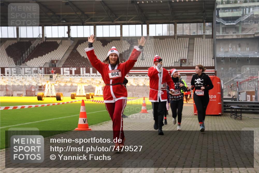08.12.2024 - St. Pauli X-Mass-Run No. 14 Yannick Fuchs http://msf.ph/oto/7479527 08.12.2024 10:02:38 Ziel 187, 479, 604, 609, 1018, 1275, 2211, 2334, 2371, 2426, 2898, 3104, 3105 meine-sportfotos.de