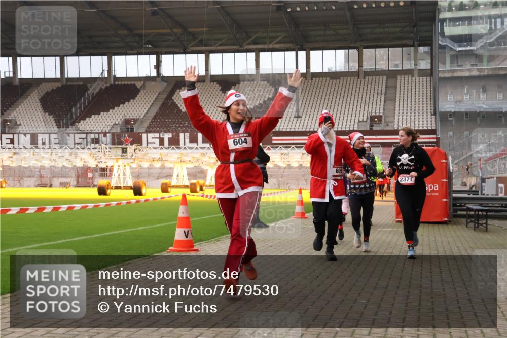 08.12.2024 - St. Pauli X-Mass-Run No. 14 Yannick Fuchs http://msf.ph/oto/7479530 08.12.2024 10:02:38 Ziel 187, 479, 604, 609, 1018, 1275, 2211, 2334, 2371, 2426, 2898, 3104, 3105 meine-sportfotos.de