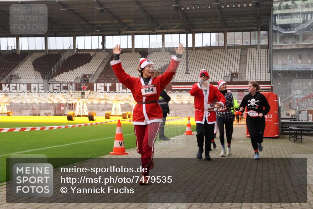 08.12.2024 - St. Pauli X-Mass-Run No. 14 Yannick Fuchs http://msf.ph/oto/7479535 08.12.2024 10:02:38 Ziel 187, 479, 604, 609, 1018, 1275, 2211, 2334, 2371, 2426, 2898, 3104, 3105 meine-sportfotos.de
