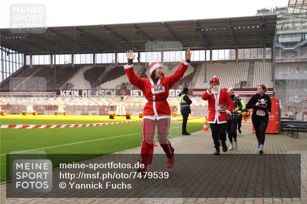 08.12.2024 - St. Pauli X-Mass-Run No. 14 Yannick Fuchs http://msf.ph/oto/7479539 08.12.2024 10:02:39 Ziel 187, 479, 604, 609, 1018, 1275, 2211, 2334, 2371, 2426, 2898, 3104, 3105 meine-sportfotos.de