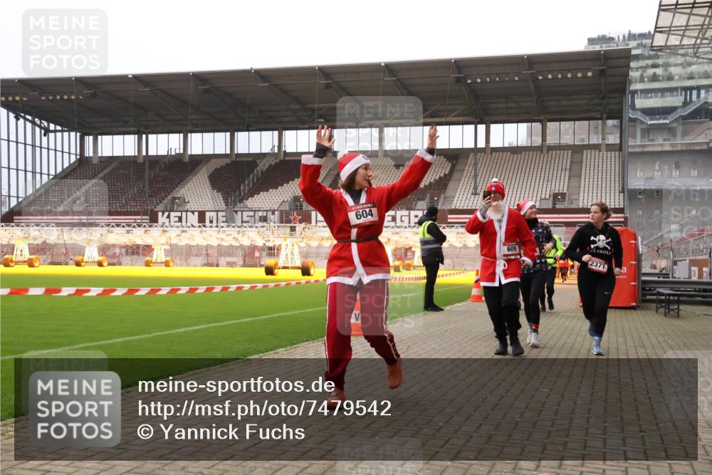 08.12.2024 - St. Pauli X-Mass-Run No. 14 Yannick Fuchs http://msf.ph/oto/7479542 08.12.2024 10:02:39 Ziel 187, 479, 604, 609, 1018, 1275, 2211, 2334, 2371, 2426, 2898, 3104, 3105 meine-sportfotos.de
