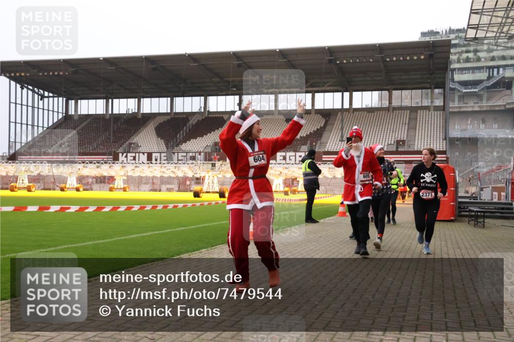 08.12.2024 - St. Pauli X-Mass-Run No. 14 Yannick Fuchs http://msf.ph/oto/7479544 08.12.2024 10:02:39 Ziel 187, 479, 604, 609, 1018, 1275, 2211, 2334, 2371, 2426, 2898, 3104, 3105 meine-sportfotos.de