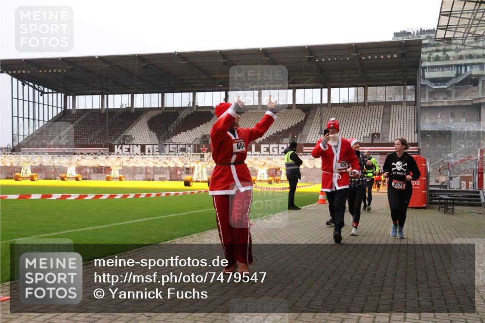 08.12.2024 - St. Pauli X-Mass-Run No. 14 Yannick Fuchs http://msf.ph/oto/7479547 08.12.2024 10:02:39 Ziel 187, 479, 604, 609, 1018, 1275, 2211, 2334, 2371, 2426, 2898, 3104, 3105 meine-sportfotos.de