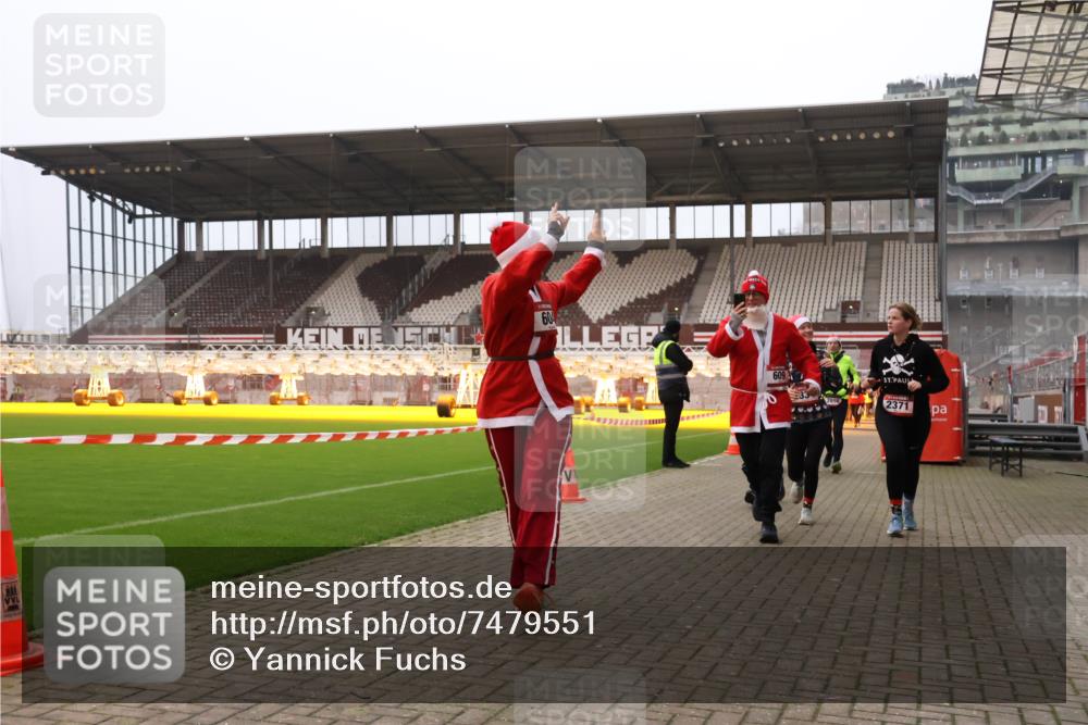 08.12.2024 - St. Pauli X-Mass-Run No. 14 Yannick Fuchs http://msf.ph/oto/7479551 08.12.2024 10:02:39 Ziel 187, 479, 604, 609, 1018, 1275, 2211, 2334, 2371, 2426, 2898, 3104, 3105 meine-sportfotos.de
