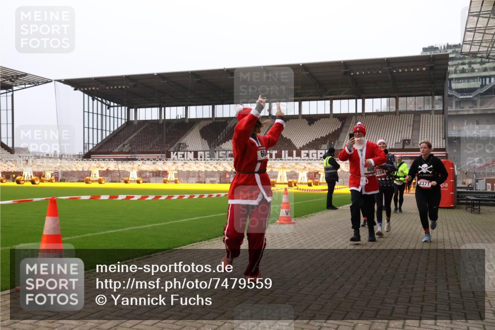 08.12.2024 - St. Pauli X-Mass-Run No. 14 Yannick Fuchs http://msf.ph/oto/7479559 08.12.2024 10:02:39 Ziel 187, 479, 604, 609, 1018, 1275, 2211, 2334, 2371, 2426, 2898, 3104, 3105 meine-sportfotos.de