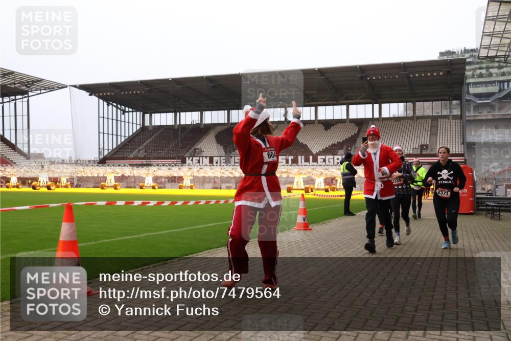 08.12.2024 - St. Pauli X-Mass-Run No. 14 Yannick Fuchs http://msf.ph/oto/7479564 08.12.2024 10:02:39 Ziel 187, 479, 604, 609, 1018, 1275, 2211, 2334, 2371, 2426, 2898, 3104, 3105 meine-sportfotos.de