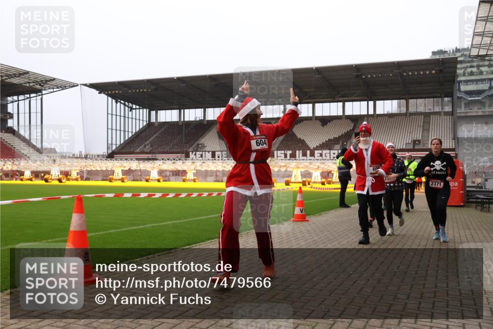 08.12.2024 - St. Pauli X-Mass-Run No. 14 Yannick Fuchs http://msf.ph/oto/7479566 08.12.2024 10:02:39 Ziel 187, 479, 604, 609, 1018, 1275, 2211, 2334, 2371, 2426, 2898, 3104, 3105 meine-sportfotos.de