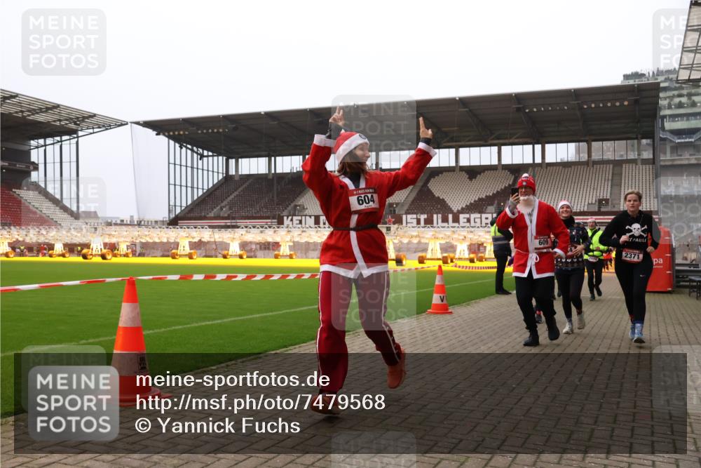 08.12.2024 - St. Pauli X-Mass-Run No. 14 Yannick Fuchs http://msf.ph/oto/7479568 08.12.2024 10:02:39 Ziel 187, 479, 604, 609, 1018, 1275, 2211, 2334, 2371, 2426, 2898, 3104, 3105 meine-sportfotos.de