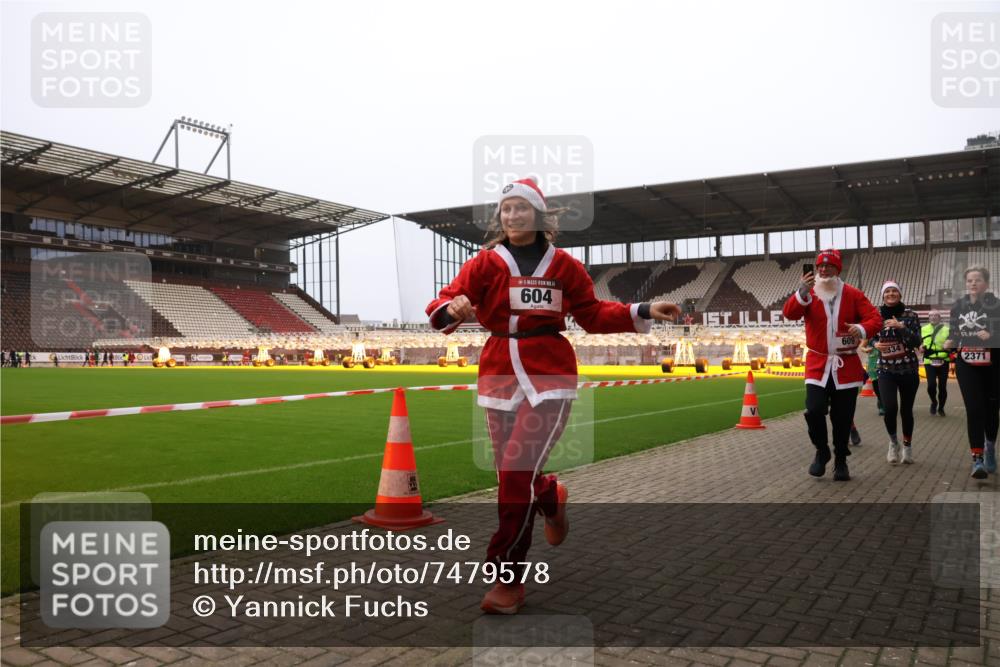 08.12.2024 - St. Pauli X-Mass-Run No. 14 Yannick Fuchs http://msf.ph/oto/7479578 08.12.2024 10:02:40 Ziel 187, 479, 604, 609, 1018, 1275, 2211, 2334, 2371, 2426, 2898, 3104, 3105 meine-sportfotos.de