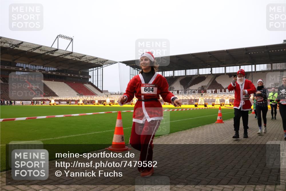 08.12.2024 - St. Pauli X-Mass-Run No. 14 Yannick Fuchs http://msf.ph/oto/7479582 08.12.2024 10:02:40 Ziel 187, 479, 604, 609, 1018, 1275, 2211, 2334, 2371, 2426, 2898, 3104, 3105 meine-sportfotos.de
