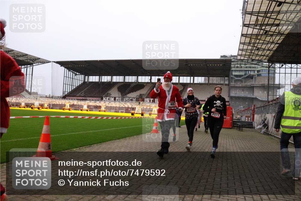 08.12.2024 - St. Pauli X-Mass-Run No. 14 Yannick Fuchs http://msf.ph/oto/7479592 08.12.2024 10:02:40 Ziel 187, 479, 604, 609, 1018, 1275, 2211, 2334, 2371, 2426, 2898, 3104, 3105 meine-sportfotos.de