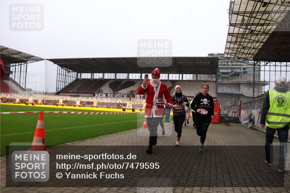 08.12.2024 - St. Pauli X-Mass-Run No. 14 Yannick Fuchs http://msf.ph/oto/7479595 08.12.2024 10:02:40 Ziel 187, 479, 604, 609, 1018, 1275, 2211, 2334, 2371, 2426, 2898, 3104, 3105 meine-sportfotos.de