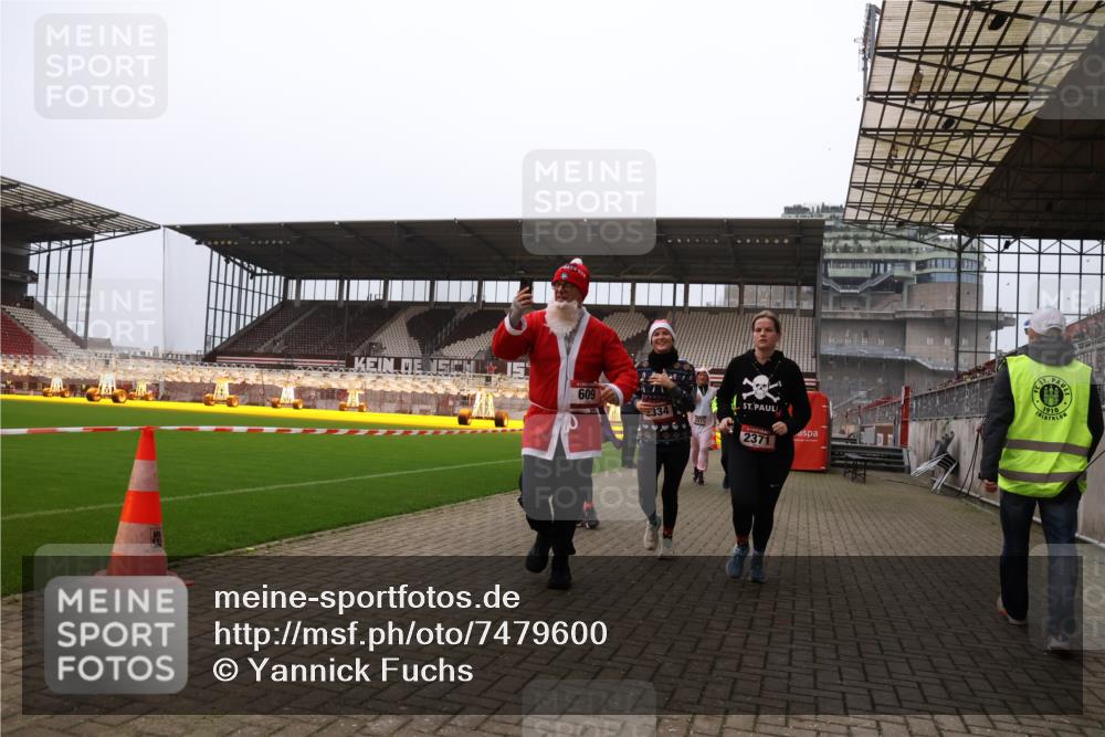 08.12.2024 - St. Pauli X-Mass-Run No. 14 Yannick Fuchs http://msf.ph/oto/7479600 08.12.2024 10:02:40 Ziel 187, 479, 604, 609, 1018, 1275, 2211, 2334, 2371, 2426, 2898, 3104, 3105 meine-sportfotos.de