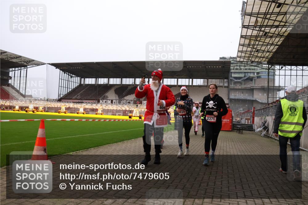 08.12.2024 - St. Pauli X-Mass-Run No. 14 Yannick Fuchs http://msf.ph/oto/7479605 08.12.2024 10:02:41 Ziel 187, 479, 604, 609, 1018, 1275, 2211, 2334, 2371, 2426, 2898, 3104, 3105 meine-sportfotos.de
