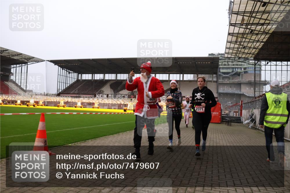 08.12.2024 - St. Pauli X-Mass-Run No. 14 Yannick Fuchs http://msf.ph/oto/7479607 08.12.2024 10:02:41 Ziel 187, 479, 604, 609, 1018, 1275, 2211, 2334, 2371, 2426, 2898, 3104, 3105 meine-sportfotos.de