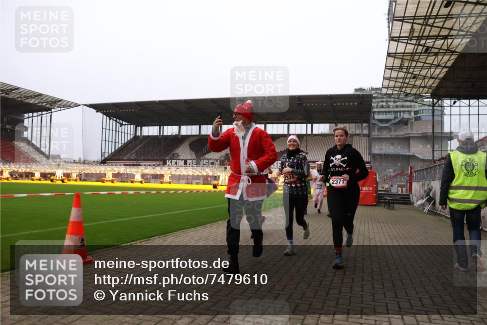 08.12.2024 - St. Pauli X-Mass-Run No. 14 Yannick Fuchs http://msf.ph/oto/7479610 08.12.2024 10:02:41 Ziel 187, 479, 604, 609, 1018, 1275, 2211, 2334, 2371, 2426, 2898, 3104, 3105 meine-sportfotos.de