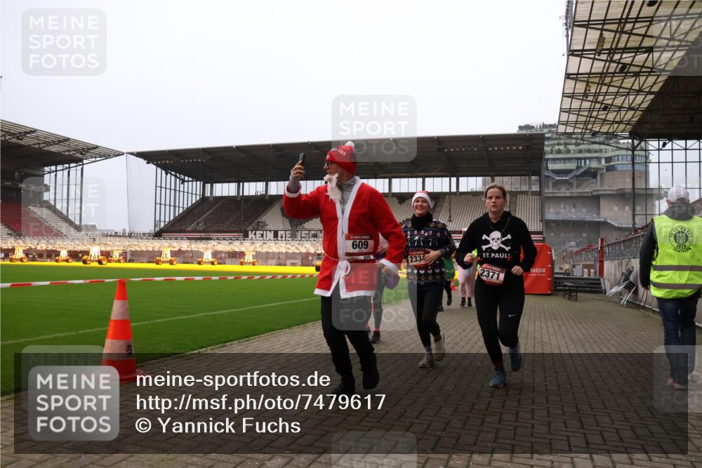 08.12.2024 - St. Pauli X-Mass-Run No. 14 Yannick Fuchs http://msf.ph/oto/7479617 08.12.2024 10:02:41 Ziel 187, 479, 604, 609, 1018, 1275, 2211, 2334, 2371, 2426, 2898, 3104, 3105 meine-sportfotos.de