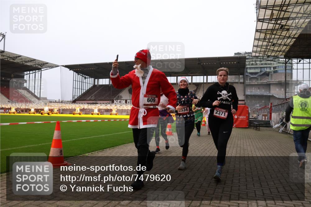 08.12.2024 - St. Pauli X-Mass-Run No. 14 Yannick Fuchs http://msf.ph/oto/7479620 08.12.2024 10:02:41 Ziel 187, 479, 604, 609, 1018, 1275, 2211, 2334, 2371, 2426, 2898, 3104, 3105 meine-sportfotos.de