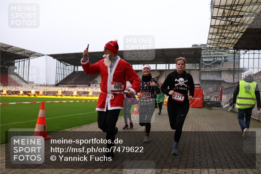 08.12.2024 - St. Pauli X-Mass-Run No. 14 Yannick Fuchs http://msf.ph/oto/7479622 08.12.2024 10:02:41 Ziel 187, 479, 604, 609, 1018, 1275, 2211, 2334, 2371, 2426, 2898, 3104, 3105 meine-sportfotos.de