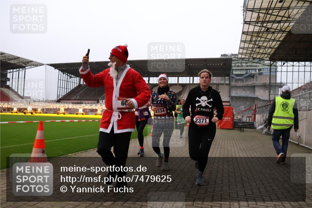 08.12.2024 - St. Pauli X-Mass-Run No. 14 Yannick Fuchs http://msf.ph/oto/7479625 08.12.2024 10:02:41 Ziel 187, 479, 604, 609, 1018, 1275, 2211, 2334, 2371, 2426, 2898, 3104, 3105 meine-sportfotos.de