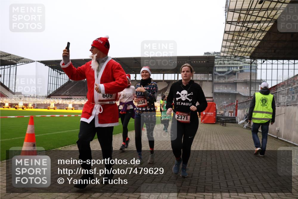 08.12.2024 - St. Pauli X-Mass-Run No. 14 Yannick Fuchs http://msf.ph/oto/7479629 08.12.2024 10:02:41 Ziel 187, 479, 604, 609, 1018, 1275, 2211, 2334, 2371, 2426, 2898, 3104, 3105 meine-sportfotos.de